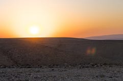 Por do sol bonito em um deserto rochoso fotos de stock Por do sol bonito em um deserto rochoso fotos de stock
