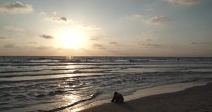 Por do sol bonito na praia sobre o horizonte do mediterrâneo filme Por do sol bonito na praia sobre o horizonte do mediterrâneo filme