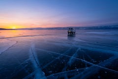 Por do sol bonito no Lago Baikal na estação do inverno, ilha de Olkhon, Sibéria, Rússia fotos de stock royalty free Por do sol bonito no Lago Baikal na estação do inverno, ilha de Olkhon, Sibéria, Rússia fotos de stock royalty free