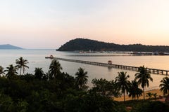 Por do sol com uma vista sobre o cais - Ko Chang, Tailândia, em abril de 2018 fotografia de stock royalty free Por do sol com uma vista sobre o cais - Ko Chang, Tailândia, em abril de 2018 fotografia de stock royalty free