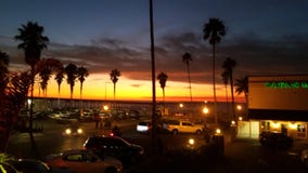 POR DO SOL DA PRAIA DO OCEANO ATRAVÉS DA AVENIDA DE NEWPORT imagens de stock POR DO SOL DA PRAIA DO OCEANO ATRAVÉS DA AVENIDA DE NEWPORT imagens de stock