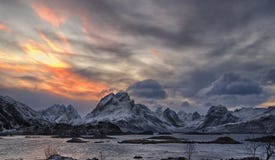 Por do sol de Lofoten em dezembro foto de stock Por do sol de Lofoten em dezembro foto de stock