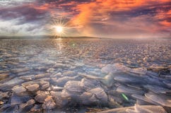Por do sol do inverno da beleza sobre o lago com gelo Exposição lenta fotografia de stock Por do sol do inverno da beleza sobre o lago com gelo Exposição lenta fotografia de stock