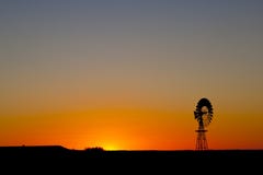 Por do sol do moinho de vento no Sul da Austrália central foto de stock Por do sol do moinho de vento no Sul da Austrália central foto de stock
