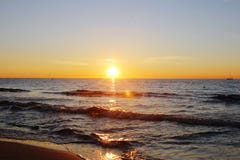 Por do sol dourado bonito na praia fotos de stock Por do sol dourado bonito na praia fotos de stock