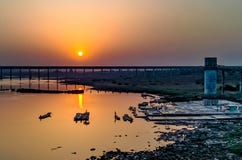 Por do sol dourado com rio & ponte imagem de stock royalty free Por do sol dourado com rio & ponte imagem de stock royalty free