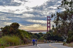 Por do sol e motociclistas de golden gate bridge em Marin County Road fotografia de stock Por do sol e motociclistas de golden gate bridge em Marin County Road fotografia de stock