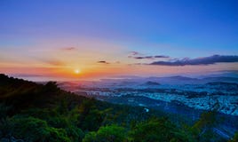 Por do sol em Atenas como visto da montanha de Imittos imagens de stock Por do sol em Atenas como visto da montanha de Imittos imagens de stock
