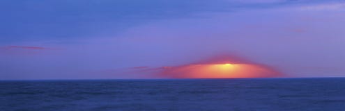 Por do sol escuro sobre o cabo maio imagens de stock Por do sol escuro sobre o cabo maio imagens de stock