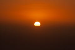Por do sol fantástico sobre o mar atrás da ilha fotografia de stock Por do sol fantástico sobre o mar atrás da ilha fotografia de stock