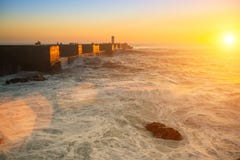 Por do sol impressionante na costa imagem de stock royalty free Por do sol impressionante na costa imagem de stock royalty free
