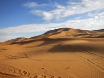 Por do sol no deserto de Sahara foto de stock Por do sol no deserto de Sahara foto de stock