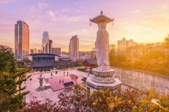 Por do sol no templo de Bongeunsa da skyline do centro na cidade de Seoul, Coreia do Sul imagem de stock royalty free Por do sol no templo de Bongeunsa da skyline do centro na cidade de Seoul, Coreia do Sul imagem de stock royalty free