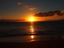 Por do sol sobre as águas de Maui imagem de stock royalty free Por do sol sobre as águas de Maui imagem de stock royalty free