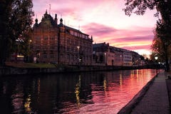 Por do sol sobre o distrito de Petite France em Strasbourg, Alemanha fotografia de stock Por do sol sobre o distrito de Petite France em Strasbourg, Alemanha fotografia de stock