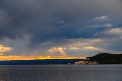 Por do sol sobre o lago Yellowstone foto de stock Por do sol sobre o lago Yellowstone foto de stock