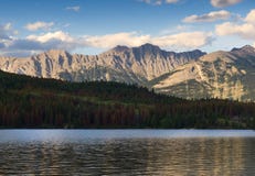 Por do sol sobre Rocky Mountains e o lago pyramid fotografia de stock royalty free Por do sol sobre Rocky Mountains e o lago pyramid fotografia de stock royalty free