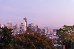 Por do sol sobre a skyline da cidade de Seattle e do perfil do Monte Rainier no fundo foto de stock Por do sol sobre a skyline da cidade de Seattle e do perfil do Monte Rainier no fundo foto de stock
