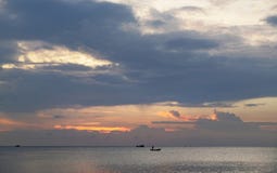 Por do sol surpreendente e barco asiático tradicional em uma ilha tropical fotografia de stock Por do sol surpreendente e barco asiático tradicional em uma ilha tropical fotografia de stock