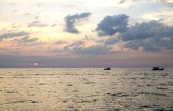 Por do sol surpreendente e silhueta dos navios em uma ilha tropical fotografia de stock Por do sol surpreendente e silhueta dos navios em uma ilha tropical fotografia de stock