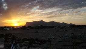 Por do sol do verão na ilha de Favignana imagens de stock Por do sol do verão na ilha de Favignana imagens de stock