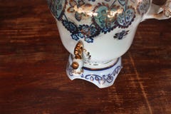 Porcelana samowar na drewnianym tle fotografia royalty free Porcelana samowar na drewnianym tle fotografia royalty free