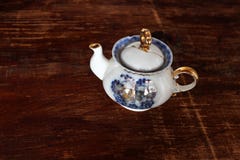 Porcelany teapot na drewnianym tle zdjęcie royalty free Porcelany teapot na drewnianym tle zdjęcie royalty free