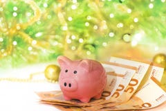 Porcellino salvadanaio con gli euro sul fondo del nuovo anno fotografie stock libere da diritti Porcellino salvadanaio con gli euro sul fondo del nuovo anno fotografie stock libere da diritti