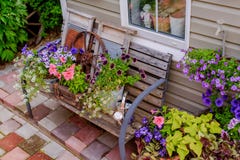 Porche admirablement décoré d'une maison privée, fleurs colorées dans de grands pots d'argile, banc de vintage, inventaire de vin photographie stock Porche admirablement décoré d'une maison privée, fleurs colorées dans de grands pots d'argile, banc de vintage, inventaire de vin photographie stock