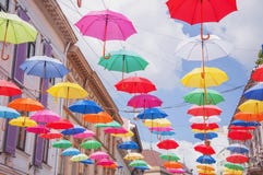 Porciones de paraguas que colorean el cielo en la ciudad imagen de archivo libre de regalías Porciones de paraguas que colorean el cielo en la ciudad imagen de archivo libre de regalías