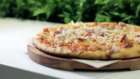 Porción de la pizza en un primer del café almacen de video Porción de la pizza en un primer del café almacen de video