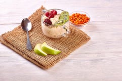 Porridge con frutta su fondo di legno fotografie stock Porridge con frutta su fondo di legno fotografie stock