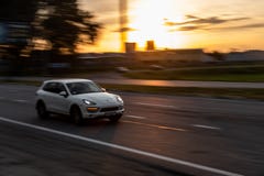 Porsche pimienta en velocidad con puesta del sol del verano imagenes de archivo Porsche pimienta en velocidad con puesta del sol del verano imagenes de archivo