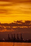 Port à la côte méditerranéenne dans le coucher du soleil images stock Port à la côte méditerranéenne dans le coucher du soleil images stock
