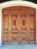 Porta com um ornamento da construção histórica imagens de stock royalty free Porta com um ornamento da construção histórica imagens de stock royalty free