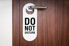 A porta da sala de hotel com sinal não perturba Imagem de Stock Royalty Free A porta da sala de hotel com sinal não perturba Imagem de Stock Royalty Free