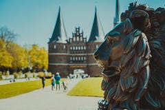 Porta de Holsten - Holstentor, uma porta da cidade que marca fora do limite ocidental do centro velho de Luebeck em Schleswig fotografia de stock Porta de Holsten - Holstentor, uma porta da cidade que marca fora do limite ocidental do centro velho de Luebeck em Schleswig fotografia de stock