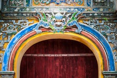 Porta da cidade em Vietnam com teste padrão do dragão. foto de stock Porta da cidade em Vietnam com teste padrão do dragão. foto de stock