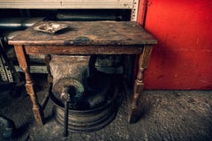 Portacenere su una tavola di legno di lerciume in un rottamaio con il vecchio mechani Fotografie Stock Libere da Diritti Portacenere su una tavola di legno di lerciume in un rottamaio con il vecchio mechani Fotografie Stock Libere da Diritti