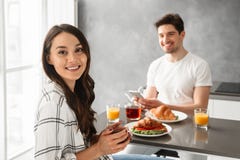https://thumbs.dreamstime.com/t/portait-joyous-men-women-s-having-breakfast-dinner-gray-apartment-sitting-table-kitchen-portait-joyous-117649996.jpg