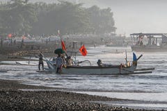 Portare un peschereccio per puntellare in Kasumba, un paesino di pescatori tradizionale sulla costa del sud del ` s di Bali, Indo fotografie stock Portare un peschereccio per puntellare in Kasumba, un paesino di pescatori tradizionale sulla costa del sud del ` s di Bali, Indo fotografie stock