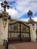 Portas do Buckingham Palace - um de poucos palácios reais de trabalho permanecendo do mundo imagens de stock royalty free Portas do Buckingham Palace - um de poucos palácios reais de trabalho permanecendo do mundo imagens de stock royalty free