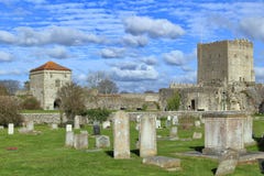 PORTCHESTER, HAMPSHIRE, ENGELAND, 30 BRENG 2015 IN DE WAR: Het Portchesterkasteel is een middeleeuws die kasteel binnen een vroeg stock afbeeldingen PORTCHESTER, HAMPSHIRE, ENGELAND, 30 BRENG 2015 IN DE WAR: Het Portchesterkasteel is een middeleeuws die kasteel binnen een vroeg stock afbeeldingen