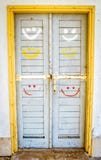 Porte di legno con i fronti sorridente fotografia stock Porte di legno con i fronti sorridente fotografia stock