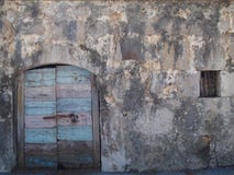 Porte en bois de cru avec le mur texturisé en pierre photos libres de droits Porte en bois de cru avec le mur texturisé en pierre photos libres de droits