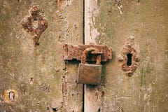 Portello Locked Vecchio lucchetto arrugginito chiuso su una porta di legno afflitta immagine stock libera da diritti Portello Locked Vecchio lucchetto arrugginito chiuso su una porta di legno afflitta immagine stock libera da diritti