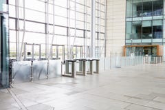 Portes de sécurité dans le lobby d'une grande entreprise constituée en société photographie stock Portes de sécurité dans le lobby d'une grande entreprise constituée en société photographie stock