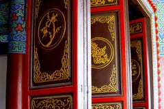 Portes d?cor?es dans un temple dans les jardins chinois de Dragon Pool noir en Jade Spring Park, Lijiang, Yunnan, Chine photo stock Portes d?cor?es dans un temple dans les jardins chinois de Dragon Pool noir en Jade Spring Park, Lijiang, Yunnan, Chine photo stock