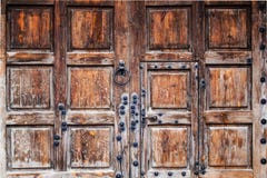 Portes en bois de la moitié du siècle avec des rivets de fer étroitement photographie stock libre de droits Portes en bois de la moitié du siècle avec des rivets de fer étroitement photographie stock libre de droits