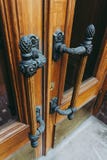 portes en bois stupéfiantes avec les poignées de porte en bronze massives dans le style d'art déco photos libres de droits portes en bois stupéfiantes avec les poignées de porte en bronze massives dans le style d'art déco photos libres de droits